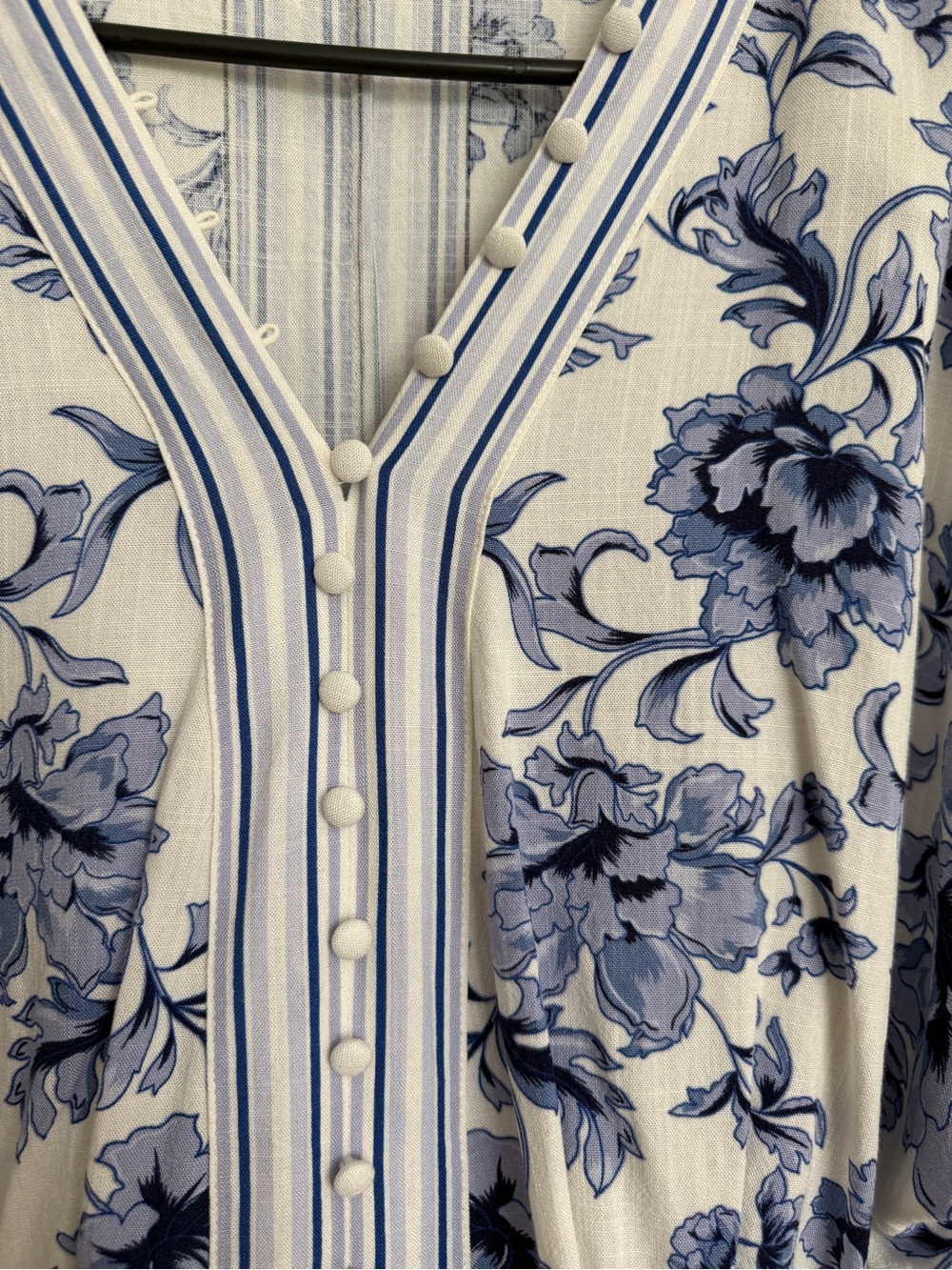 Rose & Olive Blue Floral V-Neck Button Front Women’s Cropped Top - Picture 2 of 4